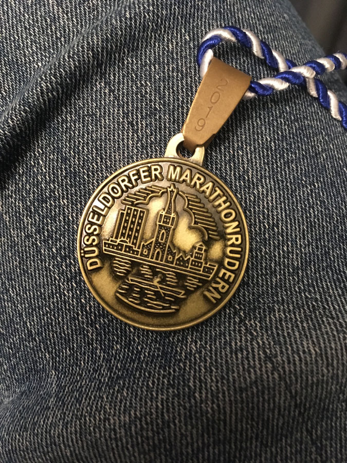 Die Medaille für die erfolgreiche Teilnahme am Rheinmarathon 2019