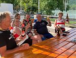 Erster Tag mit 71 km Ruderpensum geschafft! Ein ungeduschtes Bier auf der Terrasse von Germania Boppard bringt etwas Kühlung