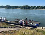 Eins haben alle Ruderclubs am Rhein gemeinsam: Sie liegen – hochwassersicher – erheblich oberhalb des Ufers. Das heißt: Nach dem Rudertag die Boote und das Gepäck bergauf schleppen für die nächtliche Lagerung und am nächsten Morgen alles wieder bergab