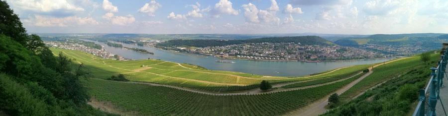 Das Rheingau, Teilstrecke unseres ersten Rudertages, fotografiert vom Niederwalddenkmal aus, das oberhalb von Rüdesheim liegt
