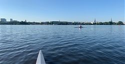 Früh am Morgen auf der Alster im Skiff
