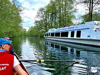 Begegnung mit einem Fahrgastschiff auf der Wakenitz. Das wird sogar manchmal richtig eng