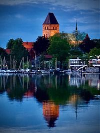 Der Ratzeburger Dom bei Nacht und die Ruderakademie